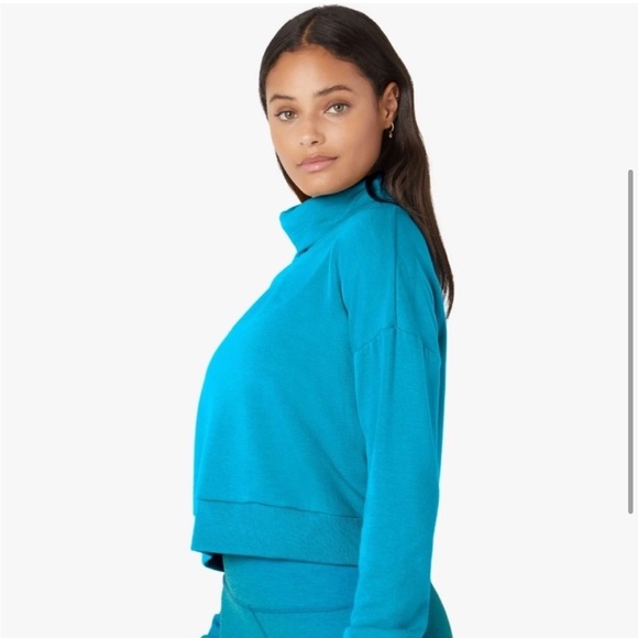 Beyond Yoga All Time Blue Blow Turtleneck Cropped Pullover Size L - Picture 2 of 7